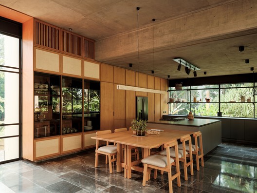Akina House / Di Frenna Arquitectos Akina House / Di Frenna Arquitectos - Interior Photography, Kitchen, Wood, Table, Lighting, Chair, Glass