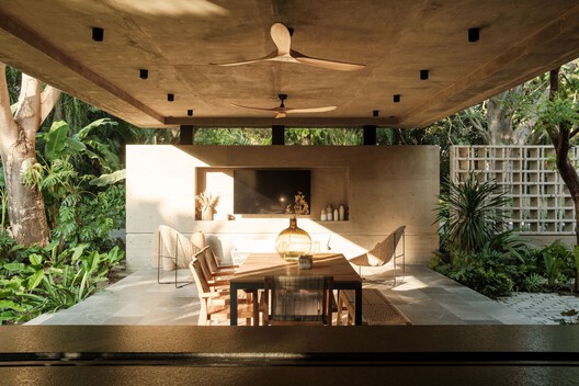 Akina House / Di Frenna Arquitectos Akina House / Di Frenna Arquitectos - Interior Photography, Dining room, Wood, Chair, Beam