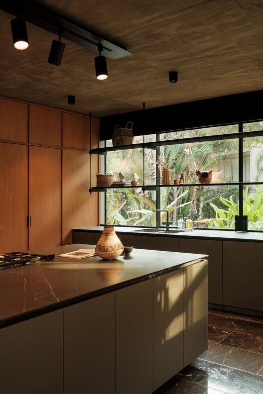 Akina House / Di Frenna Arquitectos Akina House / Di Frenna Arquitectos - Interior Photography, Kitchen, Wood, Lighting, Countertop, Glass, Chair