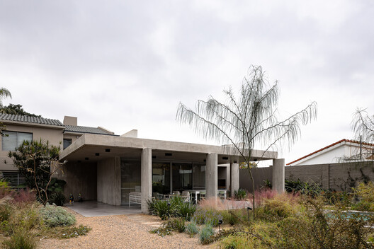 Casa Attraverso il Patio / otro estudio Casa Attraverso il Patio / otro estudio - Exterior Photography, Concrete, Garden, Courtyard