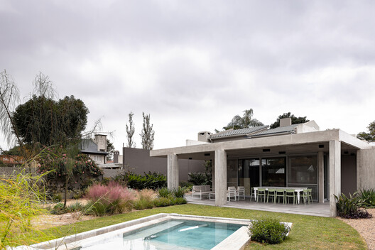 Casa Attraverso il Patio / otro estudio Casa Attraverso il Patio / otro estudio - Exterior Photography, Concrete, Garden, Courtyard