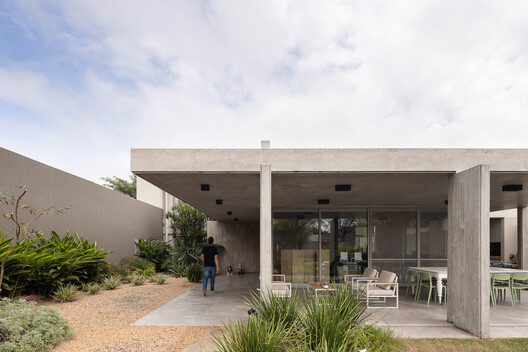 Casa Attraverso il Patio / otro estudio Casa Attraverso il Patio / otro estudio - Exterior Photography, Concrete