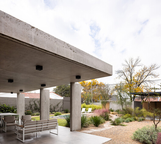 Casa Attraverso il Patio / otro estudio Casa Attraverso il Patio / otro estudio - Exterior Photography, Concrete, Column