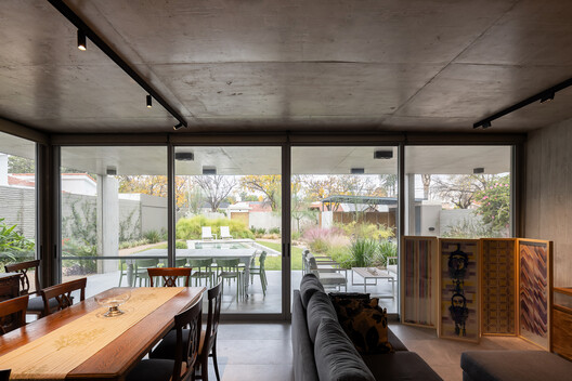 Casa Attraverso il Patio / otro estudio Casa Attraverso il Patio / otro estudio - Interior Photography, Wood, Table, Chair, Door