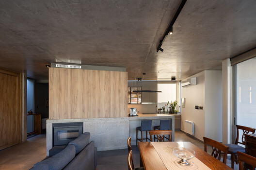 Casa Attraverso il Patio / otro estudio Casa Attraverso il Patio / otro estudio - Interior Photography, Wood, Table, Countertop, Chair, Beam