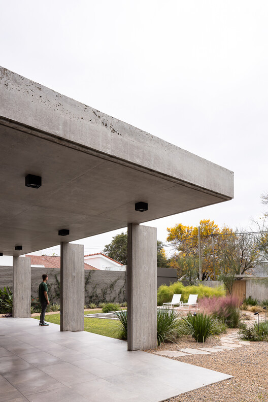 Casa Attraverso il Patio / otro estudio Casa Attraverso il Patio / otro estudio - Exterior Photography, Concrete, Column
