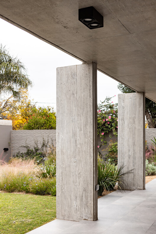 Casa Attraverso il Patio / otro estudio Casa Attraverso il Patio / otro estudio - Interior Photography, Concrete, Column