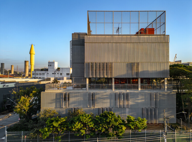 Beacon School High School / Andrade Morettin Arquitetos Associados + Guido Otero Arquitetura + Ricardo Gusmão Arquitetos - More Images