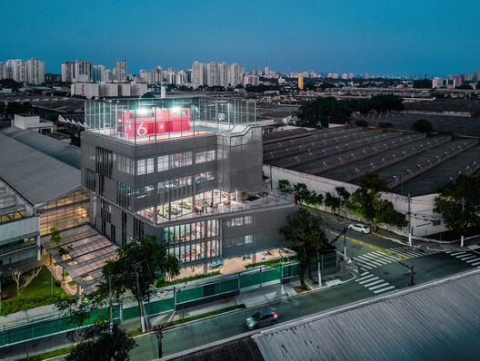 Beacon School High School / Andrade Morettin Arquitetos Associados + Guido Otero Arquitetura + Ricardo Gusmão Arquitetos - Exterior Photography