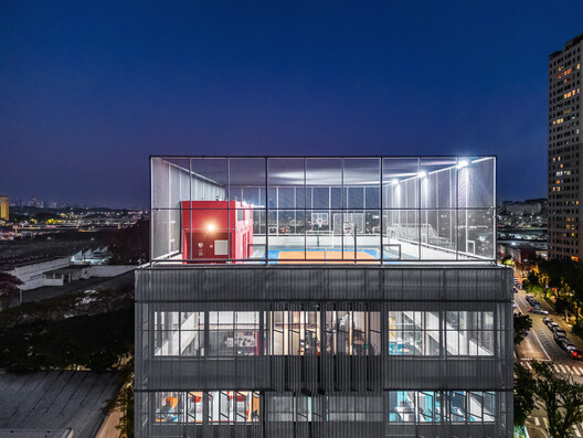 Beacon School High School / Andrade Morettin Arquitetos Associados + Guido Otero Arquitetura + Ricardo Gusmão Arquitetos - Exterior Photography, Glass