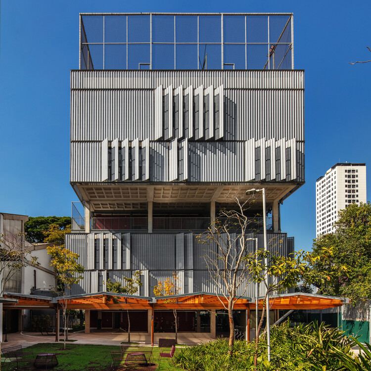 Beacon School High School / Andrade Morettin Arquitetos Associados + Guido Otero Arquitetura + Ricardo Gusmão Arquitetos - Exterior Photography, High School