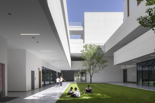 Chengdu Haiyang Road Middle School / Changwu Architects Chengdu Haiyang Road Middle School / Changwu Architects - Interior Photography, Courtyard