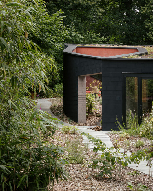 The Right to Be Naive: How Architecture Turned Innocence into a Position - Image 5 of 20