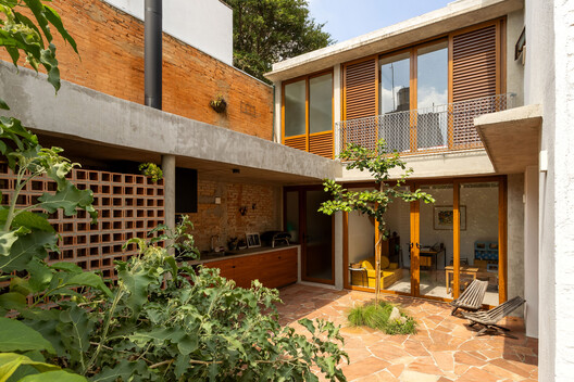 Lapa Townhouse Renovation / Estudio Piloti Arquitetura - Exterior Photography, Wood, Door, Brick, Concrete, Courtyard