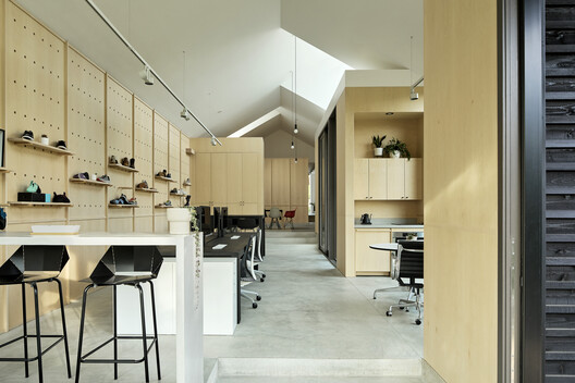 Casa y Estudio Gradient / Observation Studio Casa y Estudio Gradient / Observation Studio - Fotografía interior, Cocina, Sillas, Estanterías