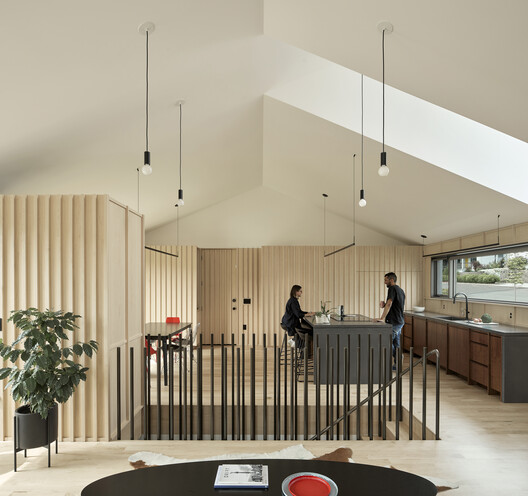 Casa y Estudio Gradient / Observation Studio Casa y Estudio Gradient / Observation Studio - Fotografía interior, Cocina, Madera, Sillas