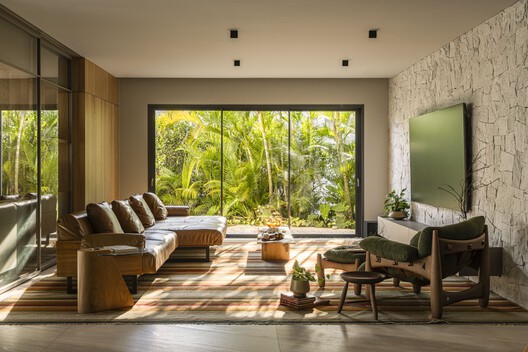 Hug House / TTAD Arquitetura Hug House / TTAD Arquitetura - Interior Photography, Living Room, Sofa, Wood, Lighting, Table, Chair
