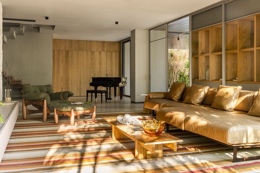 Hug House / TTAD Arquitetura Hug House / TTAD Arquitetura - Interior Photography, Living Room, Wood, Sofa, Lighting, Chair, Table