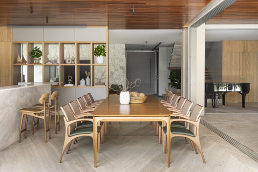 Hug House / TTAD Arquitetura Hug House / TTAD Arquitetura - Interior Photography, Wood, Table, Chair, Glass