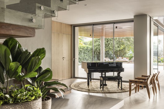 Hug House / TTAD Arquitetura Hug House / TTAD Arquitetura - Interior Photography, Dining room, Wood, Chair, Table
