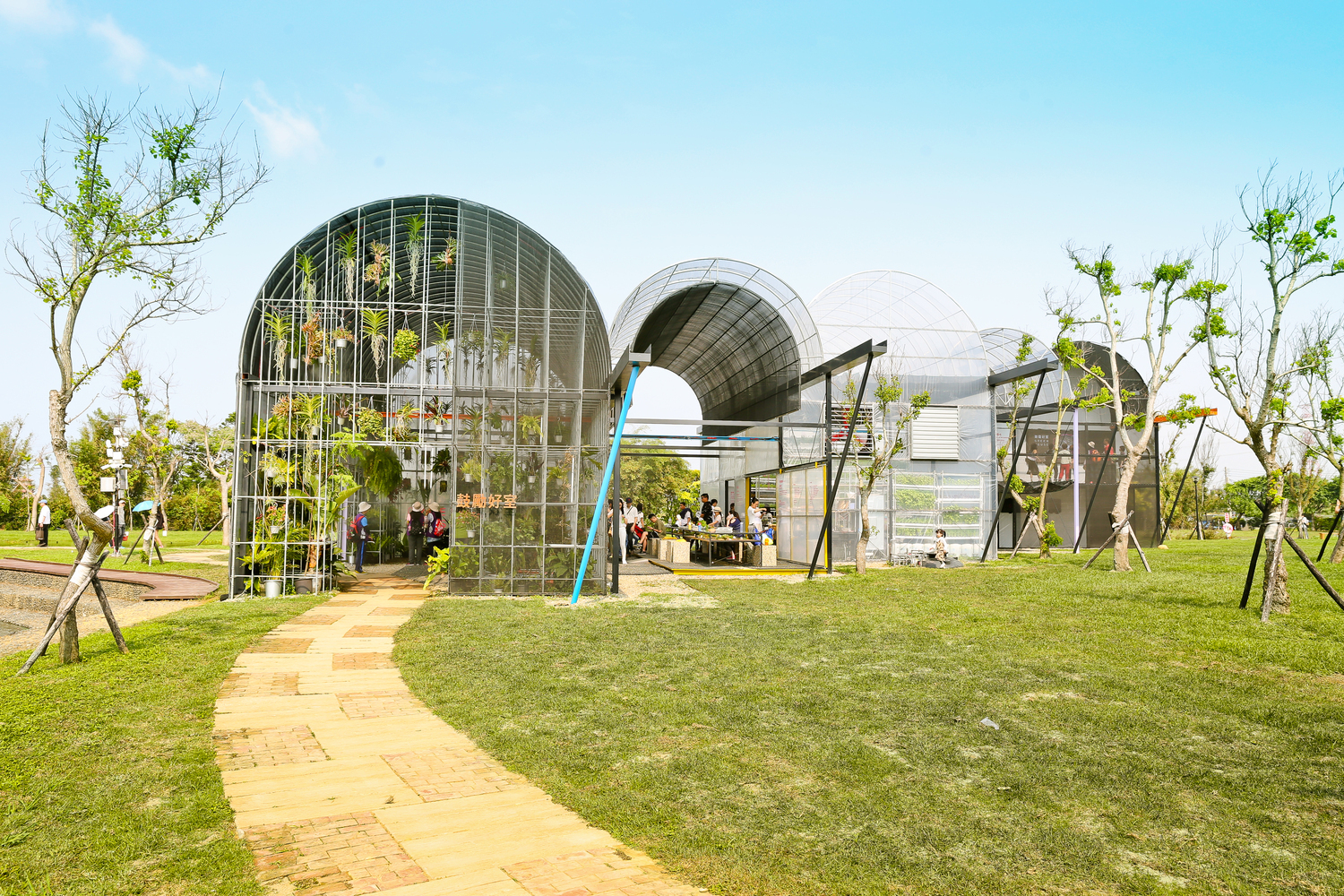 Gallery of One House, Many Climates: When Greenhouse Design Enters the Home - 3