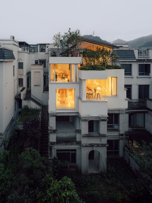 Split-Level Apartment  / Shiye Architecture Design and Research Practice - Exterior Photography, Balcony