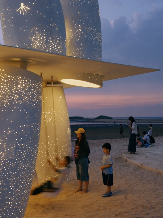 A Seaside Swing Installation / XBTW OFFICE A Seaside Swing Installation / XBTW OFFICE - Exterior Photography