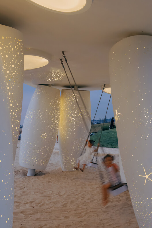 A Seaside Swing Installation / XBTW OFFICE A Seaside Swing Installation / XBTW OFFICE - Interior Photography