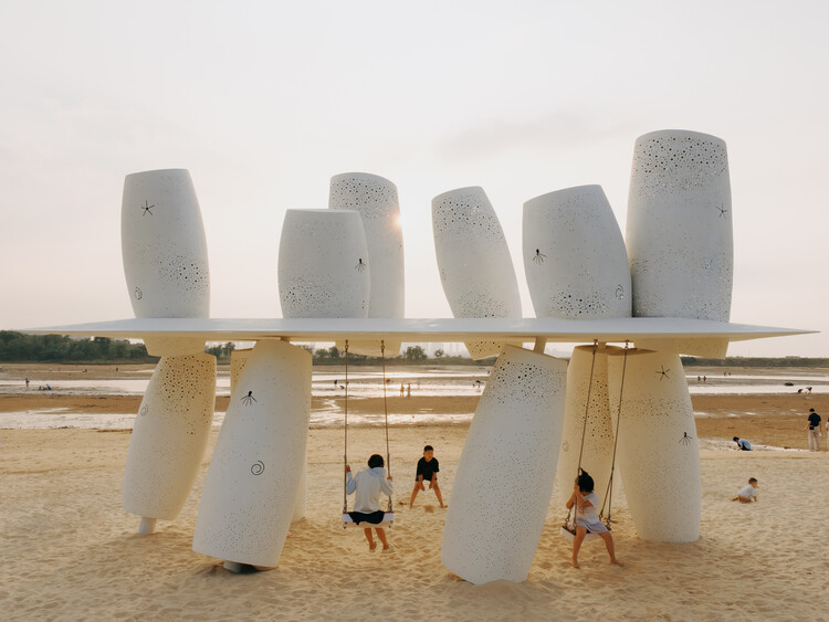 Una instalación de columpio junto al mar / XBTW OFFICE - Fotografía interior, Instalaciones Y Estructuras