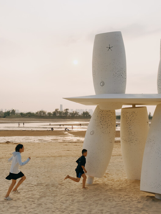 A Seaside Swing Installation / XBTW OFFICE A Seaside Swing Installation / XBTW OFFICE - Interior Photography