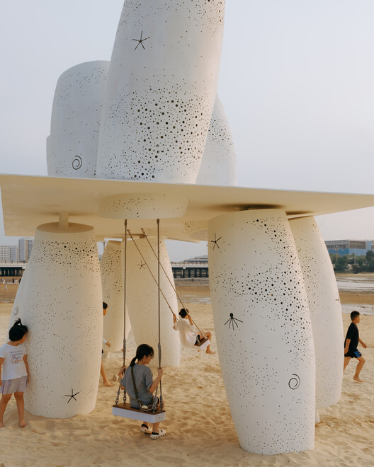 A Seaside Swing Installation / XBTW OFFICE A Seaside Swing Installation / XBTW OFFICE - Interior Photography