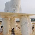 Una instalación de columpio junto al mar / XBTW OFFICE - Fotografía interior, Instalaciones Y Estructuras