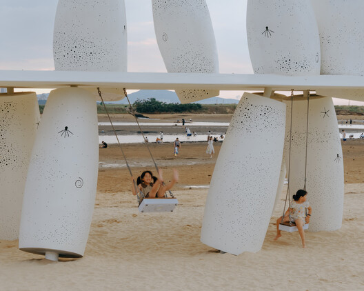 A Seaside Swing Installation / XBTW OFFICE A Seaside Swing Installation / XBTW OFFICE - Interior Photography