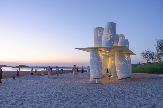 A Seaside Swing Installation / XBTW OFFICE A Seaside Swing Installation / XBTW OFFICE - Exterior Photography