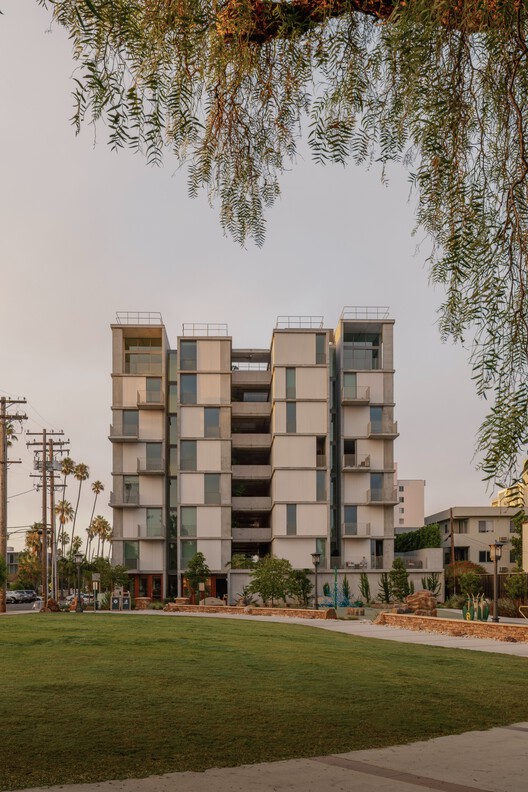KAYA Building / Jeff Svitak KAYA Building / Jeff Svitak - Exterior Photography, Balcony