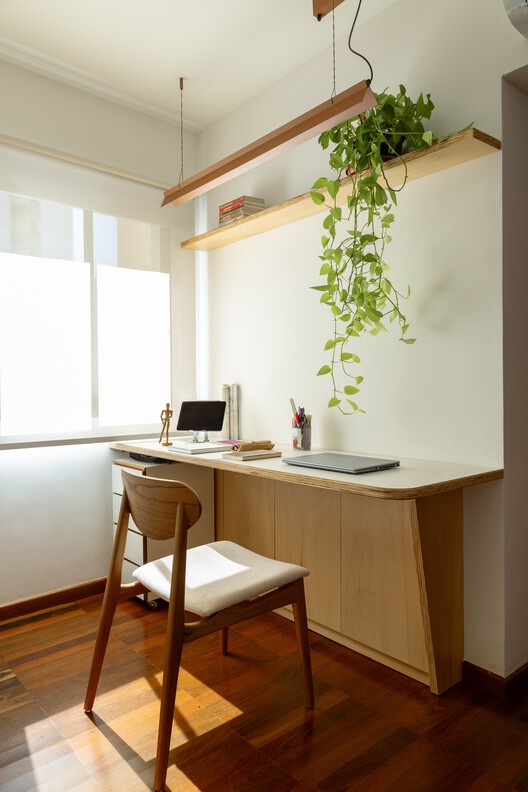 João Moura Apartment / Margem Arquitetos João Moura Apartment / Margem Arquitetos - Interior Photography, Wood, Lighting, Table, Chair