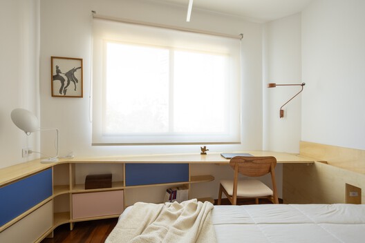João Moura Apartment / Margem Arquitetos João Moura Apartment / Margem Arquitetos - Interior Photography, Bedroom, Wood, Lighting, Chair