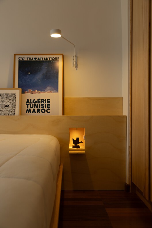 João Moura Apartment / Margem Arquitetos João Moura Apartment / Margem Arquitetos - Interior Photography, Bedroom, Bed, Wood, Lighting