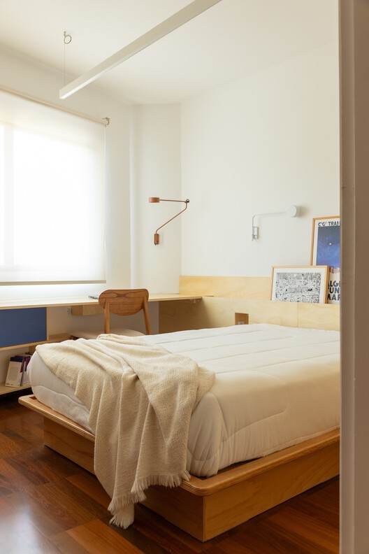 João Moura Apartment / Margem Arquitetos João Moura Apartment / Margem Arquitetos - Interior Photography, Bedroom, Bed, Wood, Lighting
