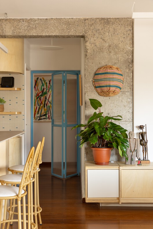 João Moura Apartment / Margem Arquitetos João Moura Apartment / Margem Arquitetos - Interior Photography, Wood, Lighting, Chair
