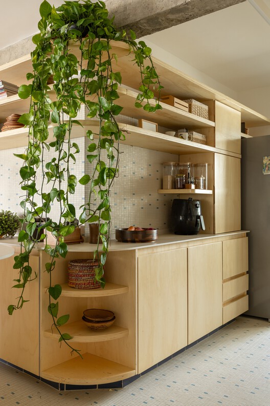 João Moura Apartment / Margem Arquitetos João Moura Apartment / Margem Arquitetos - Interior Photography, Kitchen, Shelving
