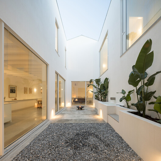 House / José Adrião Arquitetos House / José Adrião Arquitetos - Interior Photography, Door, Concrete, Courtyard