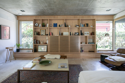 Casa MDL / Estudio Maria Strada Casa MDL / Estudio Maria Strada - Interior Photography, Shelving, Wood, Lighting, Table, Chair