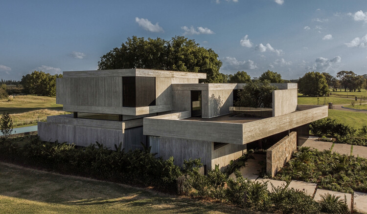 Grava House / remyarchitects - Casas