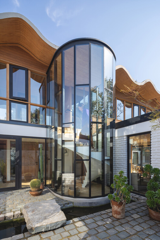 Los Navegantes House / María Catalina Picon Meleda + Alberto Browne Cruz Los Navegantes House / María Catalina Picon Meleda + Alberto Browne Cruz - Exterior Photography, Wood, Stairs, Balcony, Deck