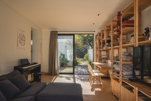 Los Navegantes House / María Catalina Picon Meleda + Alberto Browne Cruz Los Navegantes House / María Catalina Picon Meleda + Alberto Browne Cruz - Interior Photography, Shelving, Wood, Lighting, Chair