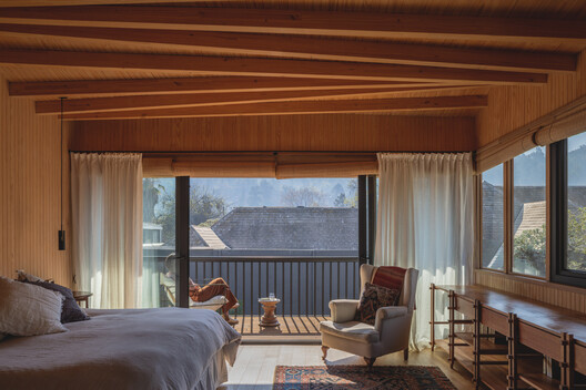 Los Navegantes House / María Catalina Picon Meleda + Alberto Browne Cruz Los Navegantes House / María Catalina Picon Meleda + Alberto Browne Cruz - Interior Photography, Bedroom, Wood, Bed, Beam