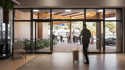 Doutor Leite Lopes State Airport / Bacco Arquitetos Associados - Interior Photography, Wood, Glass, Door
