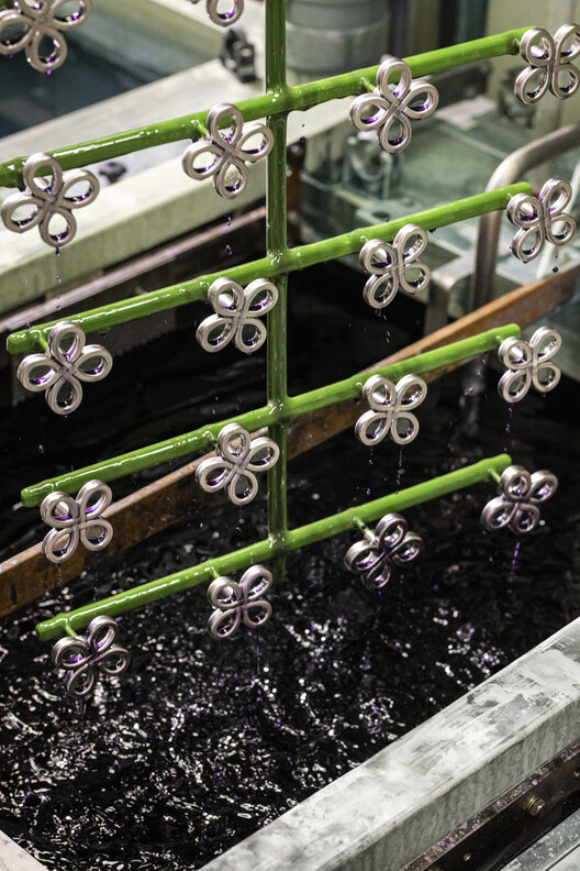 Reinterpreting the Ruyi Knot as a Cultural Symbol in Contemporary Metalwork - Image 13 of 17