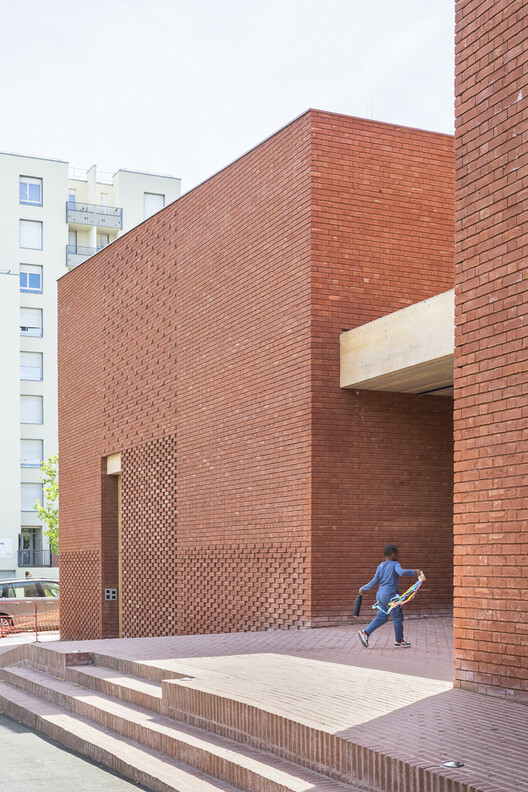 Jacques Prévert Public Services Center / HEMAA Architectes Jacques Prévert Public Services Center / HEMAA Architectes - Exterior Photography, Brick, Concrete